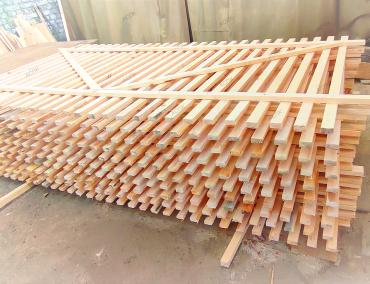 забор из деревянного штакетника